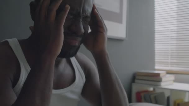 African American Man Med Sömnstörningar Gnugga Sina Tempel Samtidigt Känna — Stockvideo