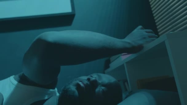 Африканський Американець Лежить Ліжку Вночі Міг Заснути Перевірити Час Будильник — стокове відео