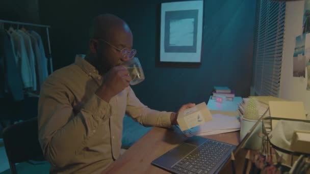 Pria Afrika Amerika Duduk Tempat Kerja Rumah Kamar Tidur Gelap — Stok Video