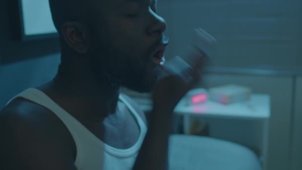 Hombre Afroamericano Tomando Pastillas Para Dormir Bebiendo Agua Vidrio Mientras — Vídeos de Stock