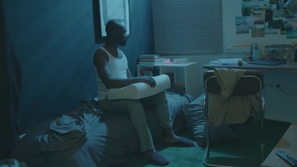 Afroameričan Mění Standardní Polštář Ortopedický Pak Leží Posteli Užívá Pohodlí — Stock video