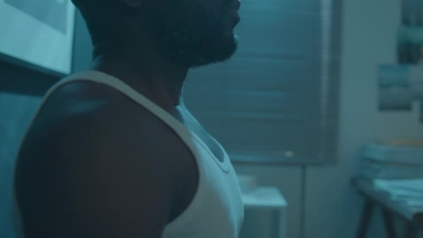 Hombre Negro Que Sufre Insomnio Sentado Dormitorio Oscuro Haciendo Ejercicio — Vídeos de Stock