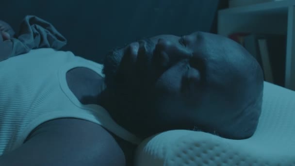 Uomo Afroamericano Che Dorme Comodo Cuscino Ortopedico Nel Suo Letto — Video Stock