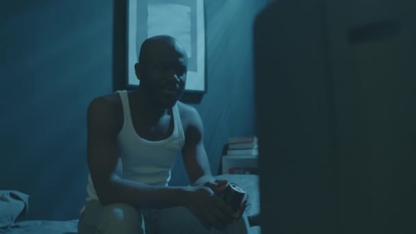 Emocionado Hombre Negro Sentado Dormitorio Oscuro Bebiendo Bebidas Energéticas Lata — Vídeo de stock