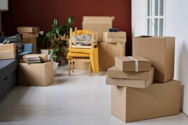 Taşınırken paketlenmiş kutularla dolu büyük boş bir daire.