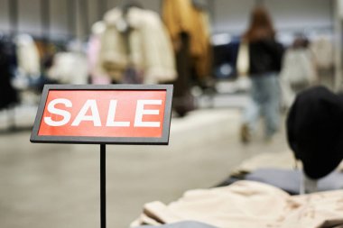 Giyim mağazasının kapanış tabelası.