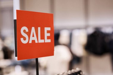 Mağazada indirimi destekleyen kırmızı indirimli tabelanın kapatılması