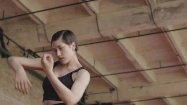 Niski Kąt Pochylenia Dół Strzał Namiętny Młody Biały Tancerka Robi — Wideo stockowe