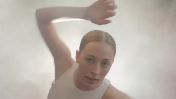 Keskikokoinen Kuva Eksentrinen Nuori Valkoihoinen Nainen Katselee Kameraa Tanssiessaan Nykyaikainen — kuvapankkivideo