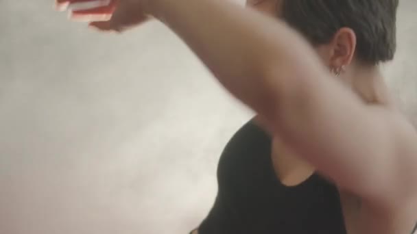 Talie Împușcată Dansatoare Afectiv Caucaziană Care Interpretează Dans Contemporan Pasionat — Videoclip de stoc