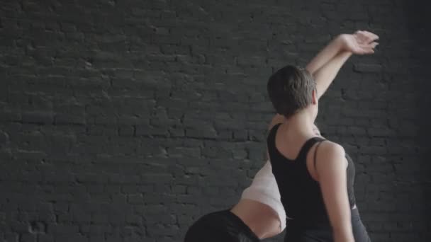 Dwie Współczesne Tancerki Ubrane Czarno Białe Stroje Czynne Tańczące Freestyle — Wideo stockowe