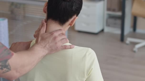 Női Páciens Nyakát Masszírozó Férfi Fizioterapeuta Válllövése Felett Klinika Masszázs — Stock videók