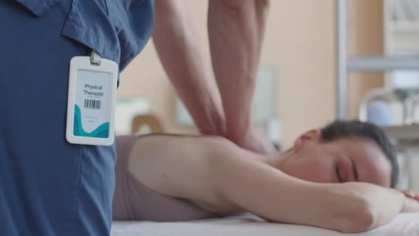 Обрізаний Знімок Мануального Терапевта Дає Масаж Спини Пацієнтці Лежить Медичному — стокове відео