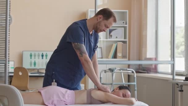 Femeia Culcată Canapeaua Medicală Medic Masculin Care Masează Spate Timpul — Videoclip de stoc