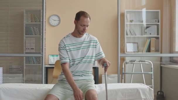 Μέτριο Μακρύ Πορτραίτο Άνδρα Τραυματισμένο Γόνατο Κάθεται Στον Ιατρικό Καναπέ — Αρχείο Βίντεο