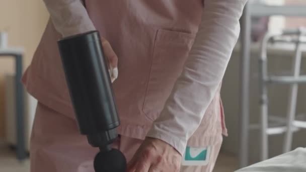 Incline Tiro Fisioterapeuta Fêmea Massageando Bezerro Paciente Masculino Com Arma — Vídeo de Stock