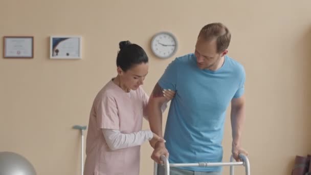 Patient Masculin Joyeux Essayant Marcher Avec Cadre Marche Parler Physiothérapeute — Video
