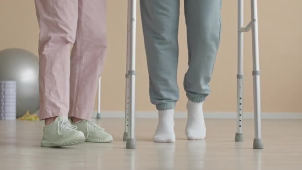 Nízká Část Záběru Nohou Zraněného Muže Pomocí Rámu Chůze Podporou — Stock video