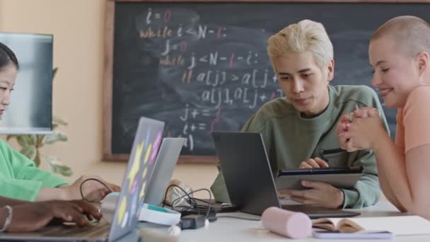 디지털 태블릿을 사용하고 컴퓨터 이야기하는 노트북에 프로그래밍 코드를 입력하는 대학생 — 비디오