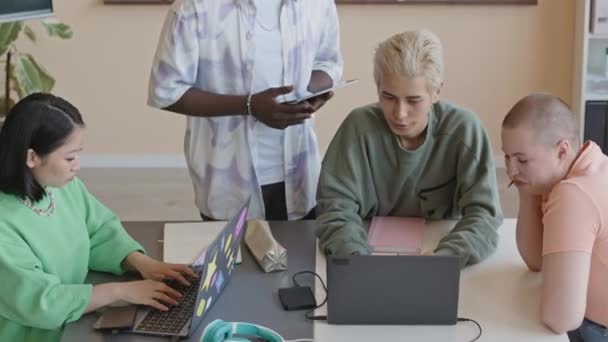 Naklonit Vysokého Úhlu Záběr Skupiny Mladých Multietnických Studentů Diskutovat Počítačový — Stock video
