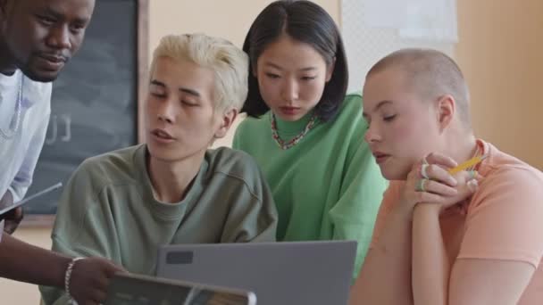 Group Cheerful Multi Ethnic Students Discussing Programming Code Laptop Computer — Stock Video