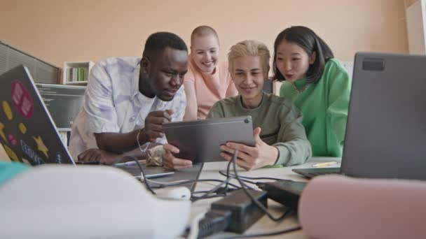 Grupa Gen Różnych Studentów Omawiających Dane Tablecie Cyfrowym Podczas Pracy — Wideo stockowe