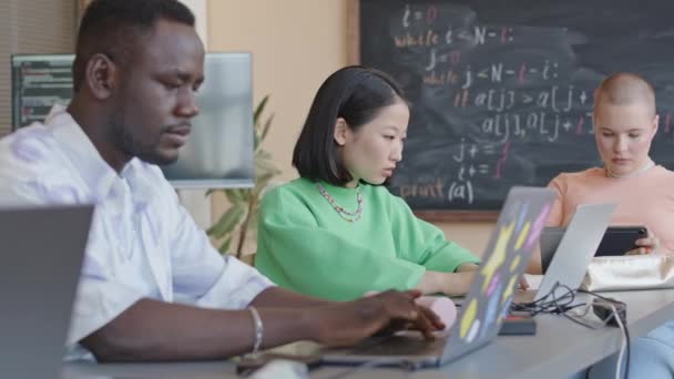 Multietniska College Studenter Sitter Vid Skrivbordet Klassrummet Och Kodning Sina — Stockvideo