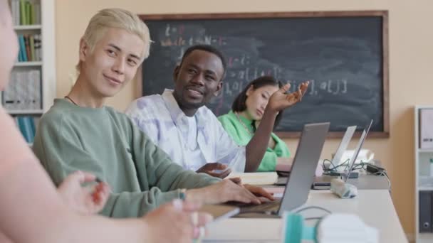 Üniversitede Programlama Dersi Alırken Çok Irklı Grup Arkadaşlarıyla Gülümseyen Sohbet — Stok video