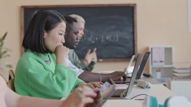 Młoda Azjatycka Studentka Pomocą Laptopa Rozmawiając Przyjacielem Podczas Siedzenia Przy — Wideo stockowe
