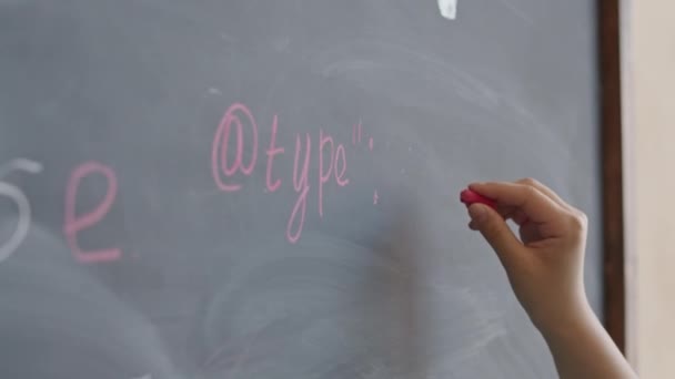 Ręka Uczennicy Pisanie Scenariusza Kawałkiem Kredy Tablicy Podczas Zajęć Programowania — Wideo stockowe