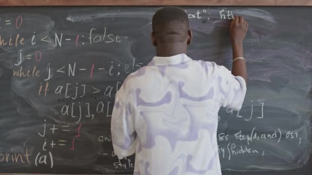 Back View African American Mężczyzna Student Pisanie Kodu Źródłowego Kredą — Wideo stockowe
