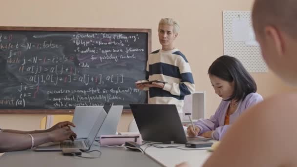 블랙보드 아시아 선생님 디지털 태블릿을 대학에서 프로그래밍 그룹에 이야기 — 비디오