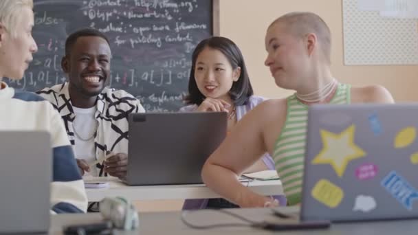 Молоді Позитивні Студенти Сидять Столами Класі Спілкуються Посміхаються Під Час — стокове відео