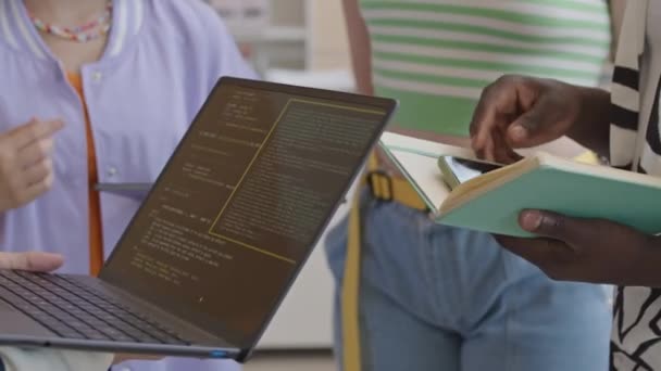 Dizüstü Bilgisayar Dijital Tablet Defter Tutan Programlamayı Birlikte Öğrenirken Tartışan — Stok video