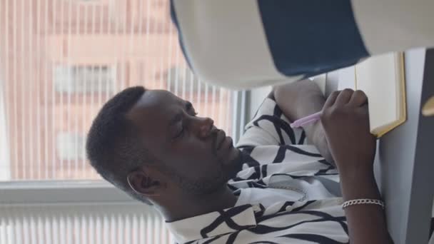 Pionowe Ujęcie Afroamerykanina Siedzącego Przy Biurku Klasie Rozmawiającego Kolegą Grupy — Wideo stockowe