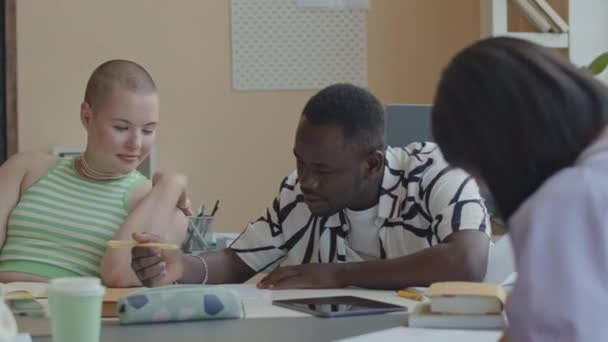 Multiethnische Gen Studenten Schreiben Tests Und Diskutieren Fragen Während Sie — Stockvideo