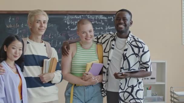 Groepsportret Van Generatie Multi Etnische Studenten Die Vooraan Schoolbord Staan — Stockvideo