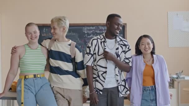 Plan Moyen Long Groupe Jeunes Étudiants Joyeux Debout Bureau Regardant — Video