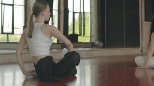 Ung Vit Kvinna Personlig Tränare Visar Stretching Motion Till Kund — Stockvideo