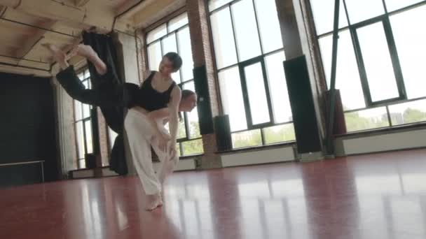 Długie Ujęcie Dwóch Kaukaskich Tancerek Demonstrujących Elementy Akrobatyczne Podczas Tańca — Wideo stockowe