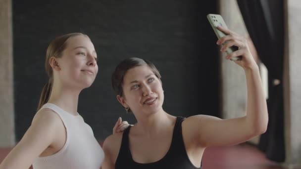 Pas Górę Dwóch Białych Aktywnych Dziewcząt Robiących Zabawne Grymasy Podczas — Wideo stockowe