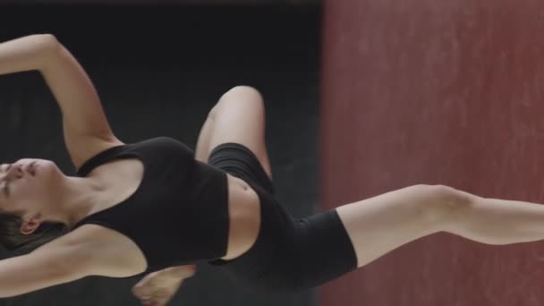 Tiro Vertical Basculante Elegante Joven Caucásica Mujer Pelo Corto Bailando — Vídeos de Stock