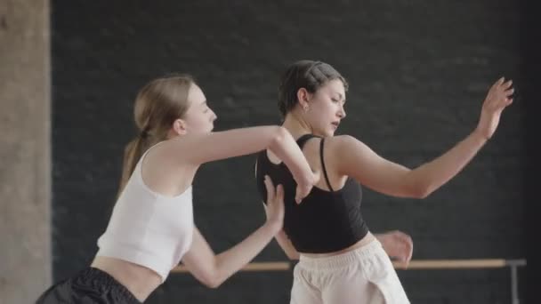 Mediana Toma Dos Jóvenes Coreógrafas Caucásicas Bailando Danza Contemporánea Juntas — Vídeos de Stock