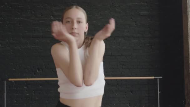 Flexibilní Mladá Běloška Dívající Kameru Při Současném Expresivním Tanci Studiu — Stock video