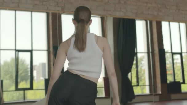 Visão Traseira Tiro Duas Jovens Dançarinas Caucasianas Vestindo Roupas Esportivas — Vídeo de Stock