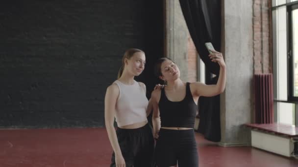 Mittlere Aufnahme Zweier Kaukasischer Choreografinnen Die Nach Dem Training Auf — Stockvideo