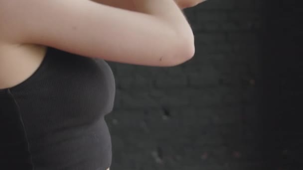 Medium Shot Van Jonge Sensuele Vrouwelijke Danser Met Elegant Kort — Stockvideo