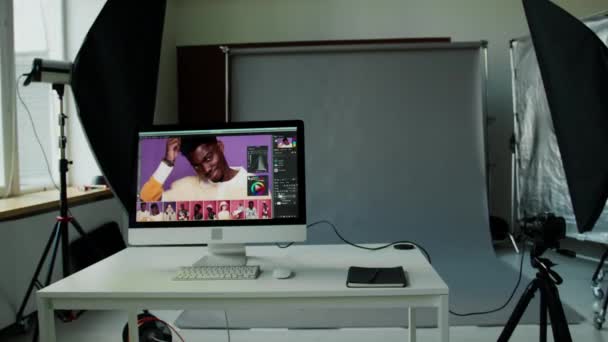 グラフィック ソフトウェア プログラムが付いているサイクルの壁の背景 デジタル カメラ ライト セットアップおよびコンピュータが付いている専門的に装備されたスタジオの内部 — ストック動画