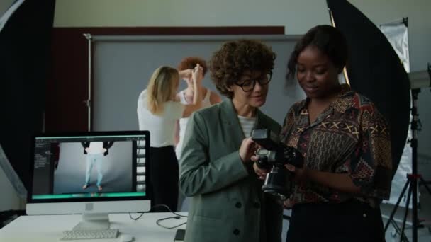 Fotógrafo Feminino Diretor Criativo Discutindo Fotos Câmera Enquanto Estilista Fazendo — Vídeo de Stock