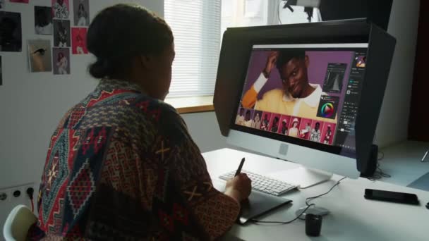 Чорна Жінка Фотограф Використовує Графічний Планшет Стилус Ручки Редагуванні Фотографій — стокове відео